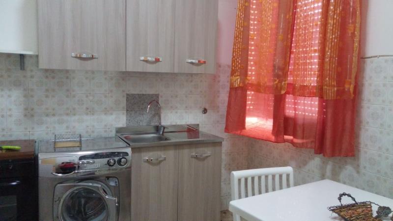 cucina1-appartamento-arancio